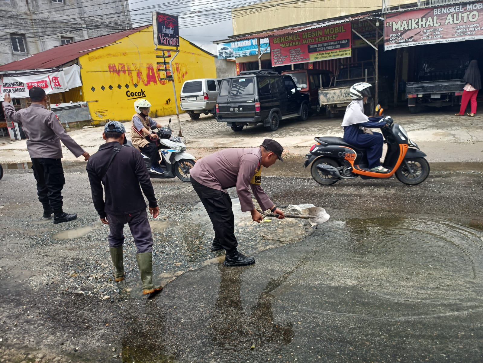 Jalan Rusak Parah, Polsek Tampan dan Masyarakat Kel Sialang Munggu mengadakan Goro